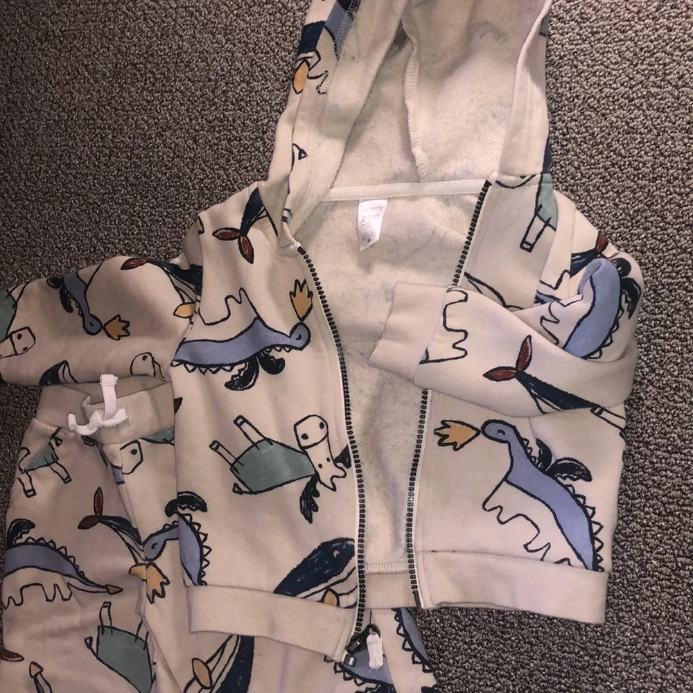 Carter’s 24M Matching Set - Picture 2 of 5